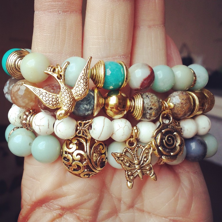 Комплект из агата и говлита.