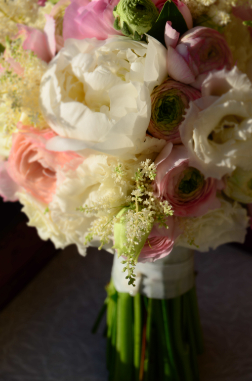 "Облачный" букет невесты с пионами и астильбой