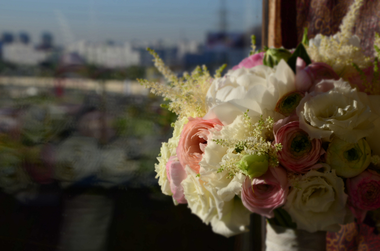 "Облачный" букет невесты с пионами и астильбой