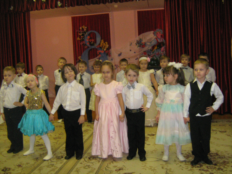 Вика на утреннике-в садике