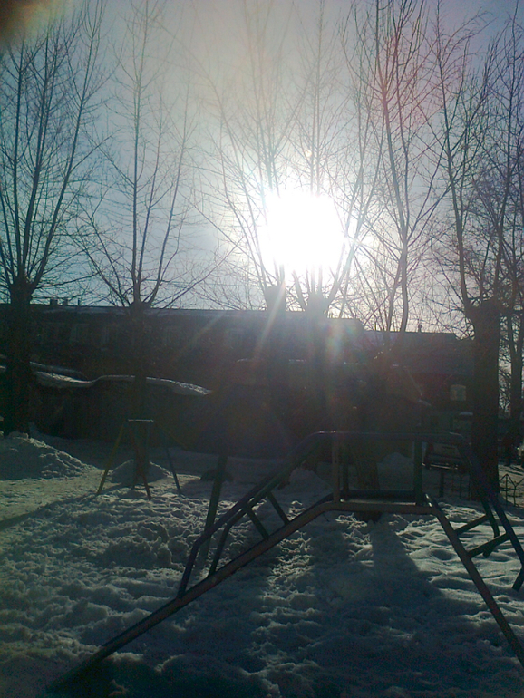 ВЕСНА... ИЗ-ПОД ЮБОК РОБКО ПРОБИВАЮТСЯ ПЕРВЫЕ КОЛЕНКИ...