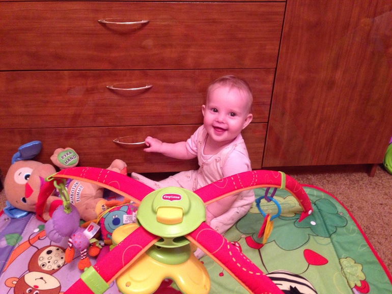 малыш ползет. ребенок 6 5 месяцев не ползает и не сидит. дети на четвереньках на ногах. 7 месяцев ребенку. ребёнку 8 месяцев не умеет ползать.