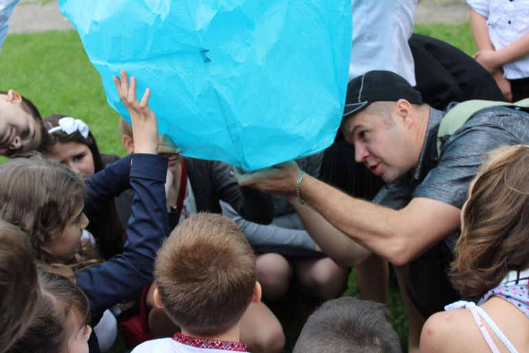 Про сонце, про небо, про останнiй дзвоник!