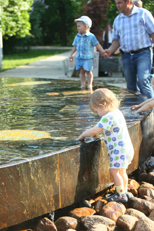 Погуляли в парке, дети вымокли до нитки)
