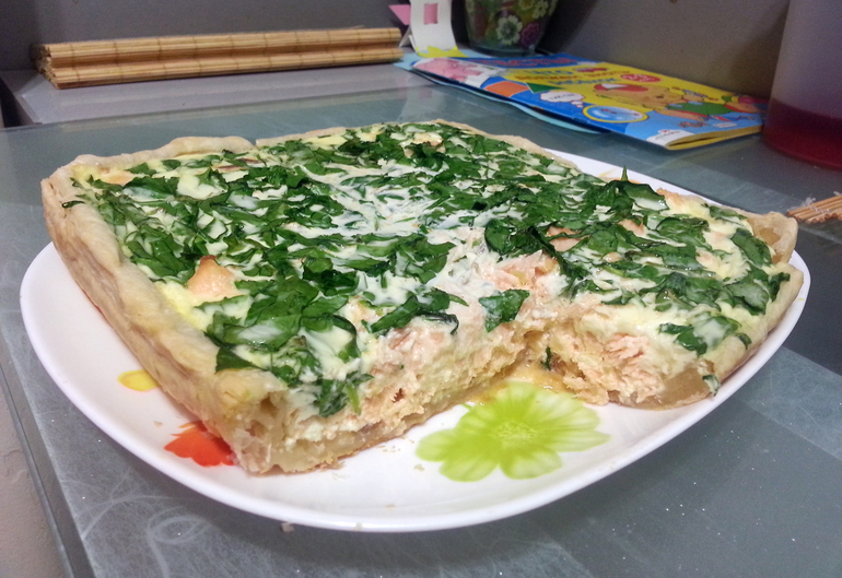 Киш с семгой и шпинатом