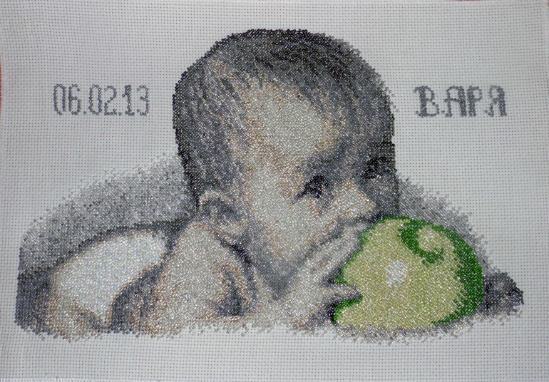 Малыш с яблоком