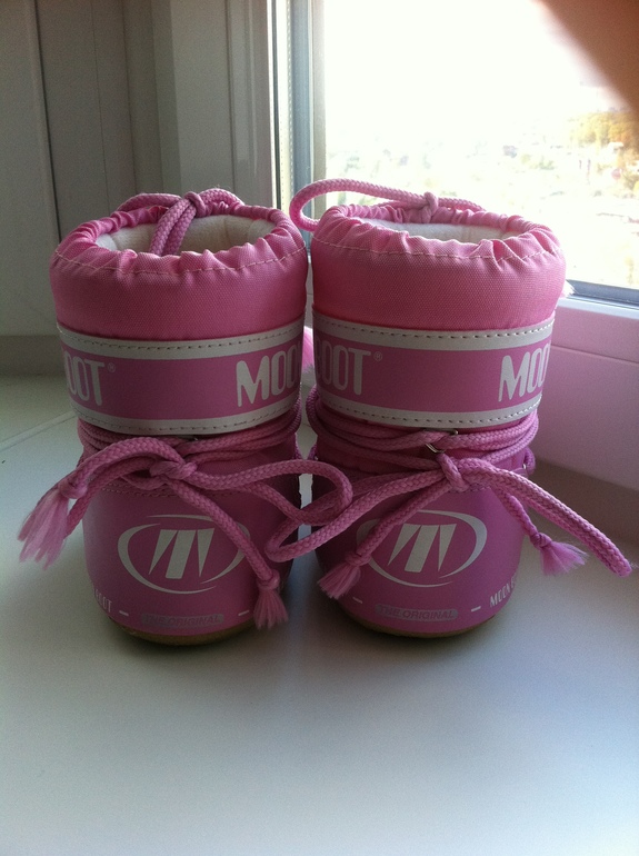 Продаю луноходы moon boot размер 19-22, по стельке 12см. 2500руб.