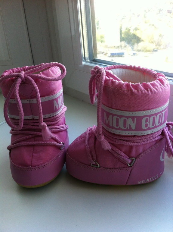 Продаю луноходы moon boot размер 19-22, по стельке 12см. 2500руб.