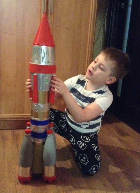 Детские ракеты большие. Поделка ракета ко Дню космонавтики. Ракета для садика ко Дню космонавтики.