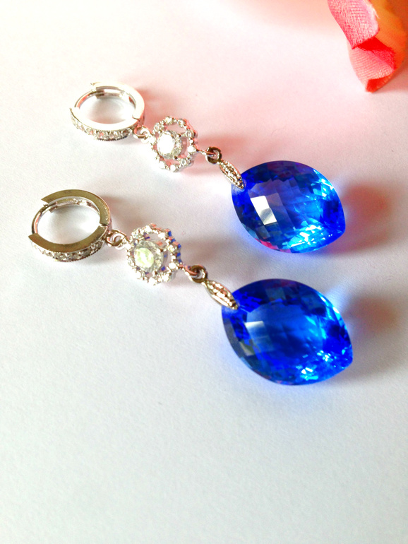 Голубой топаз с фианитами в серебре