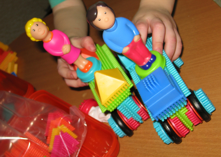 Игольчатый конструктор BATTAT Bristle Blocks 85 эл. с фигурками людей (отчет, много фото)