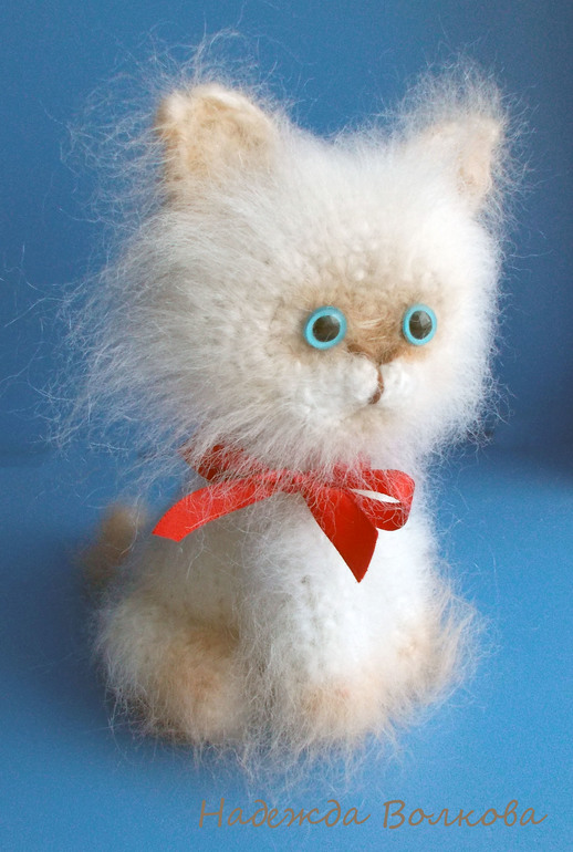 вязаные игрушки голубого цвета. вязаные пушистые игрушки. пушистый кот крючком. вязаные коты. вязаные хатики крючком.