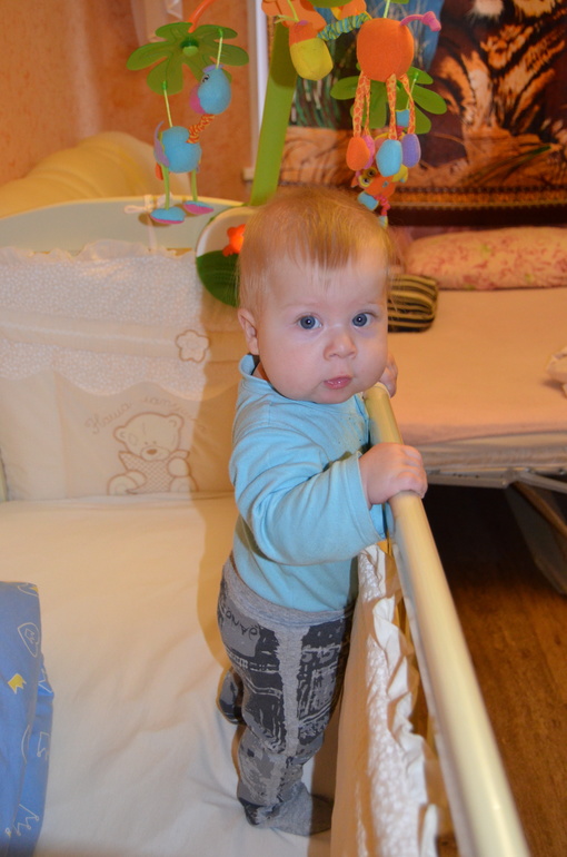 Мама, папа, я стою! 6 мес. 8 дней.