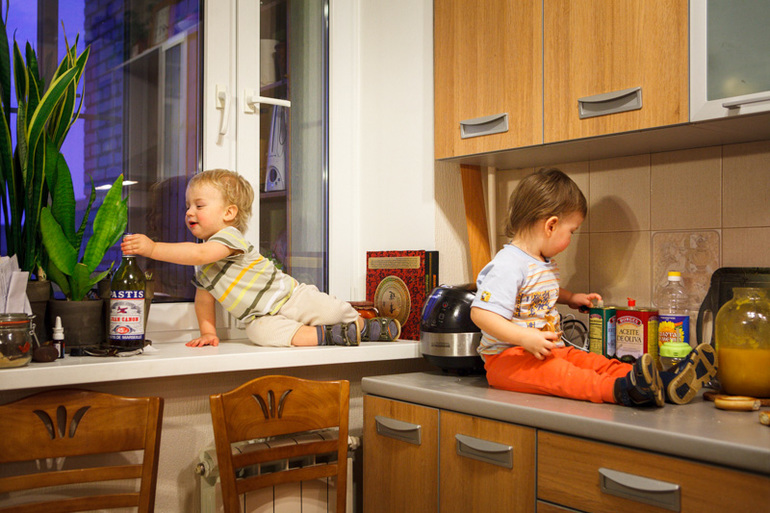 Пока мамы нет на кухне:))Дядя Андрей(друг фотограф)разрешает пошалить:))