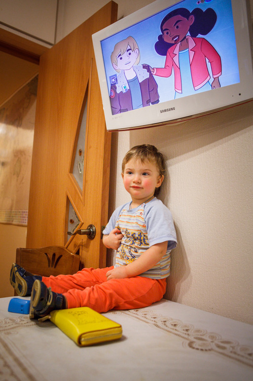 Пока мамы нет на кухне:))Дядя Андрей(друг фотограф)разрешает пошалить:))