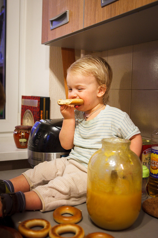 Пока мамы нет на кухне:))Дядя Андрей(друг фотограф)разрешает пошалить:))