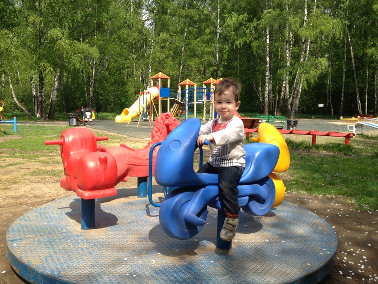 Яблони и одинокий пупс