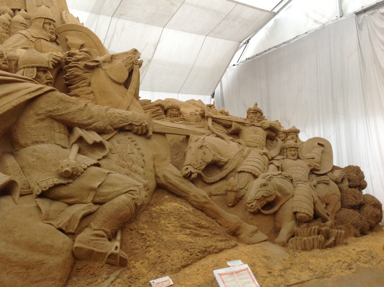 Выставка песчаных скульптур возле Храма Христа Спасителя