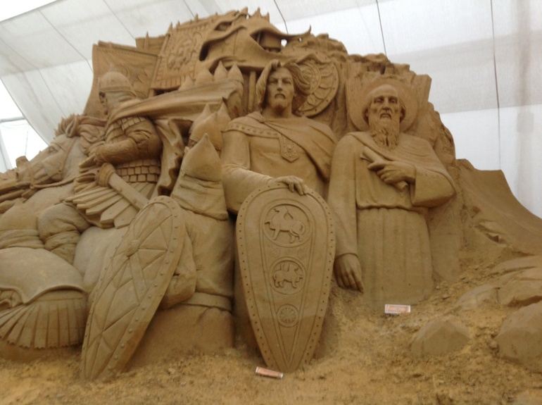 Выставка песчаных скульптур возле Храма Христа Спасителя
