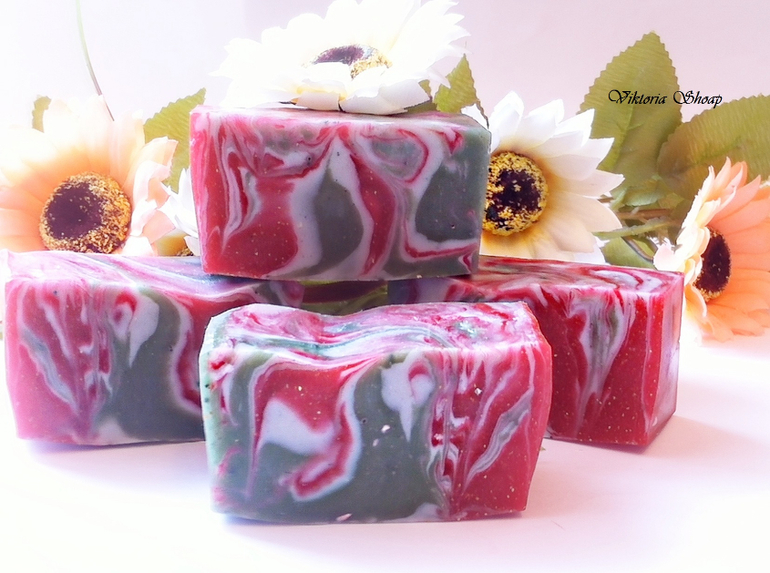 Наварила я вчера немного интересного мыла)