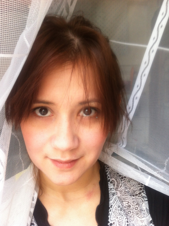 Тональный крем и корректор.