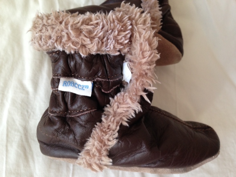 Сапожки Robeez и кроссовки Kid Express на малыша