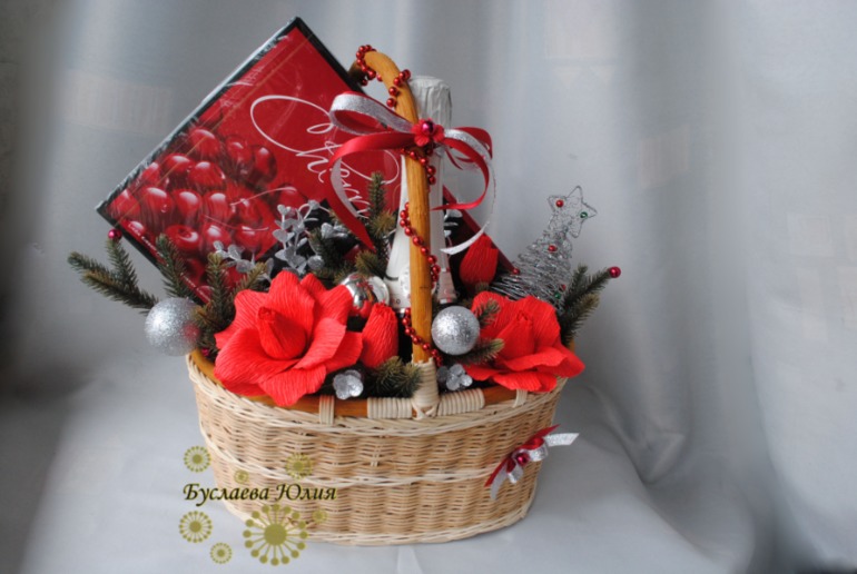 Новогодняя корзина в красно-серебряной цветовой гамме.