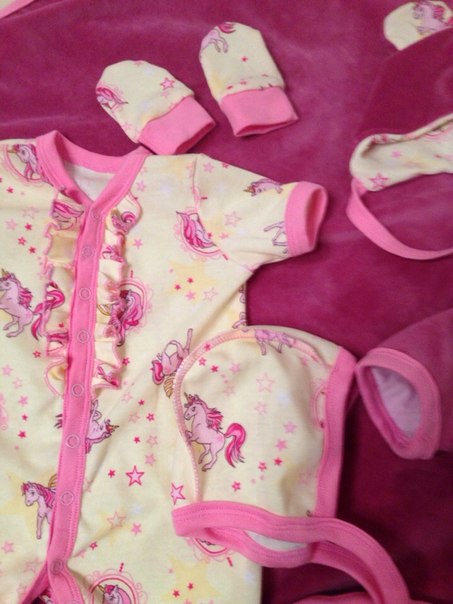 В наличии. Набор для девочки из 7 вещей. 0-3 месяца. На выписку.