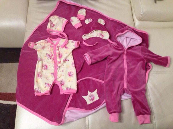 В наличии. Набор для девочки из 7 вещей. 0-3 месяца. На выписку.