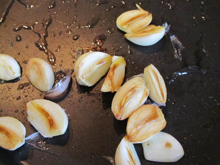 Дорада, запечённая с лимоном, чесноком и ароматными травами