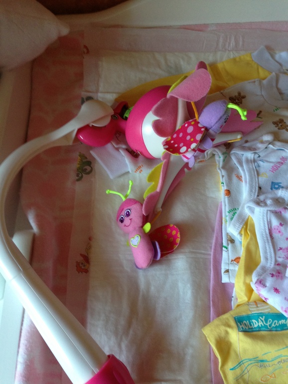Отдам новые вещи для девочки + мобиль