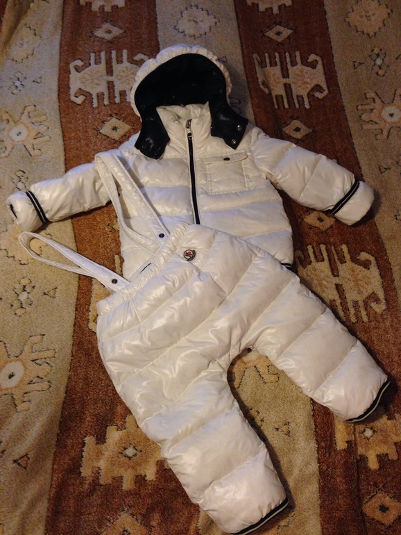 Продам комбинезон Moncler 18-24 мес