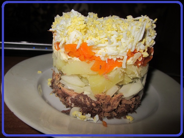 Салат с картофелем и консервированным тунцом в с/с.