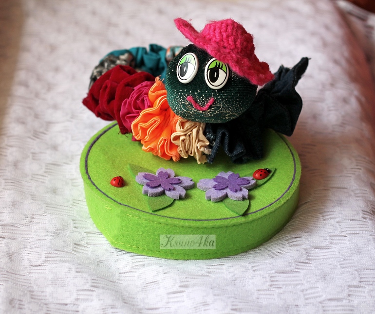 Детское пособие "Весёлая гусеничка" своими руками.