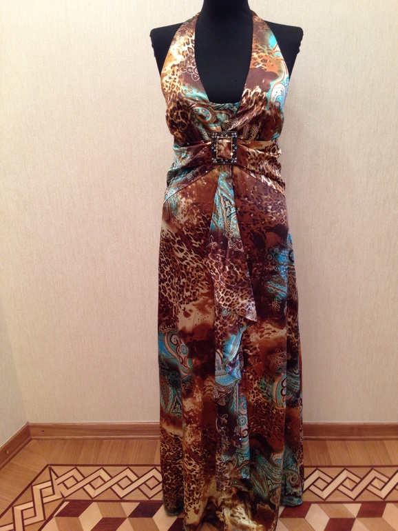 Вечерние платья б/у стоит 1500 ркблей размер 46-48