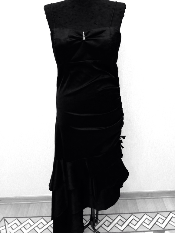 Вечерние платья б/у размер 46-48 стоит 1000 рублей