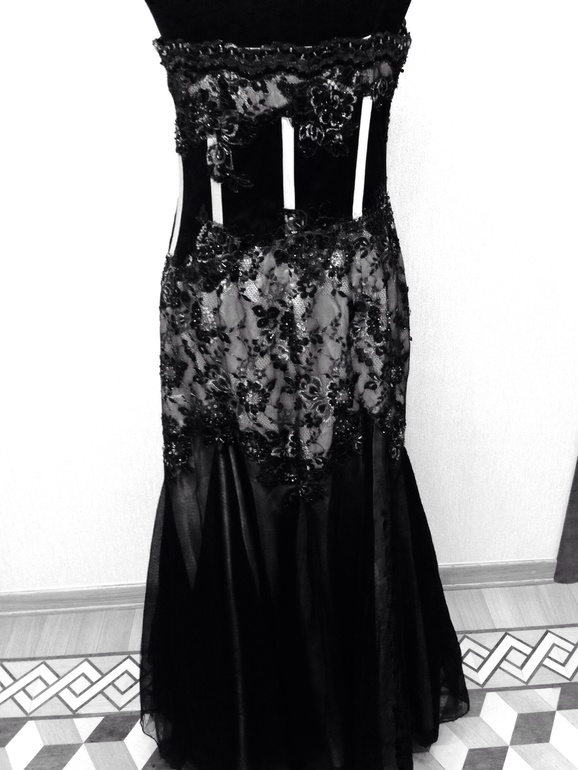 Вечерние платья  фирма AБШ  стоит 15000 рублей размер 50