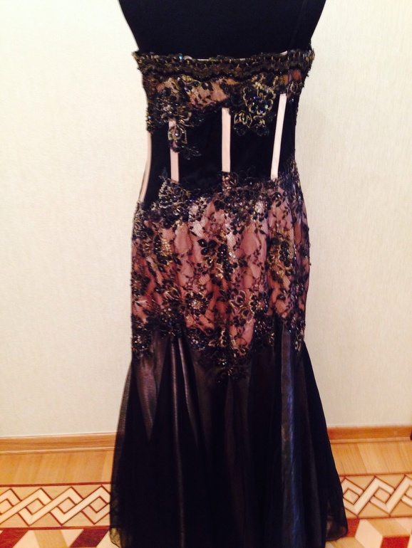 Вечерние платья  фирма AБШ  стоит 15000 рублей размер 50