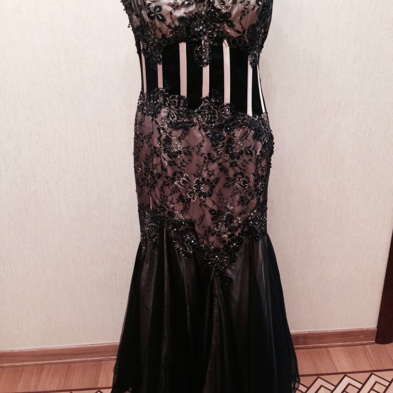 Вечерние платья  фирма AБШ  стоит 15000 рублей размер 50