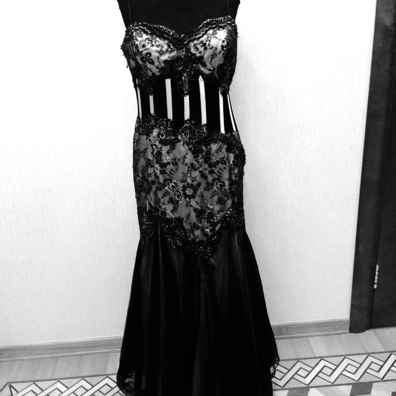 Вечерние платья  фирма AБШ  стоит 15000 рублей размер 50