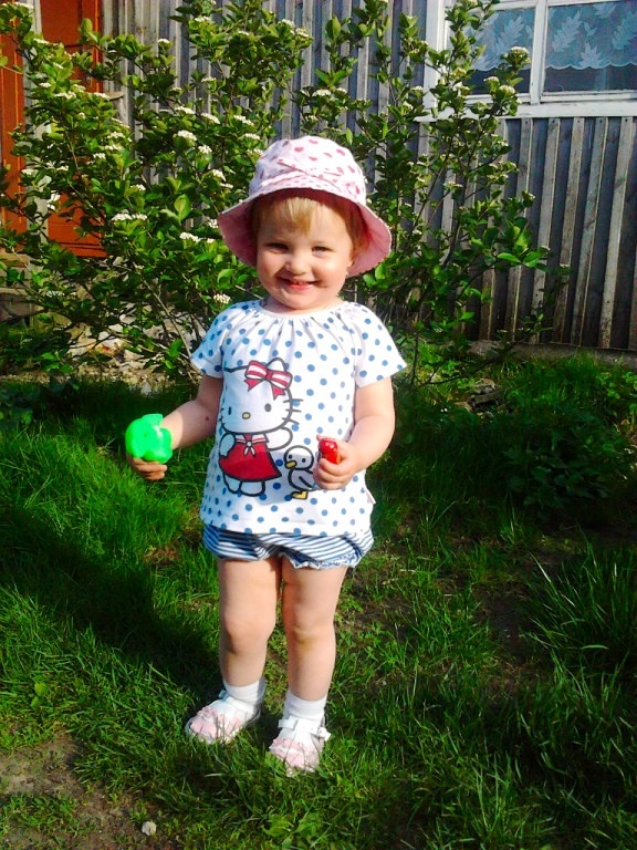 Дочурка в гостях у бабушки)