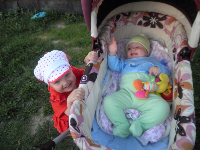 Дочурка в гостях у бабушки)