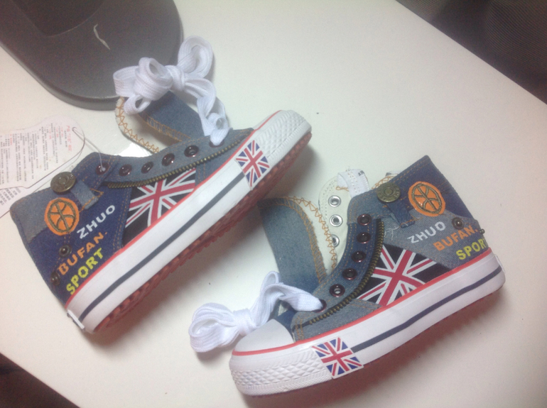 Карго самолет. Ваши вещи. Хвасты много детской летней обуви.