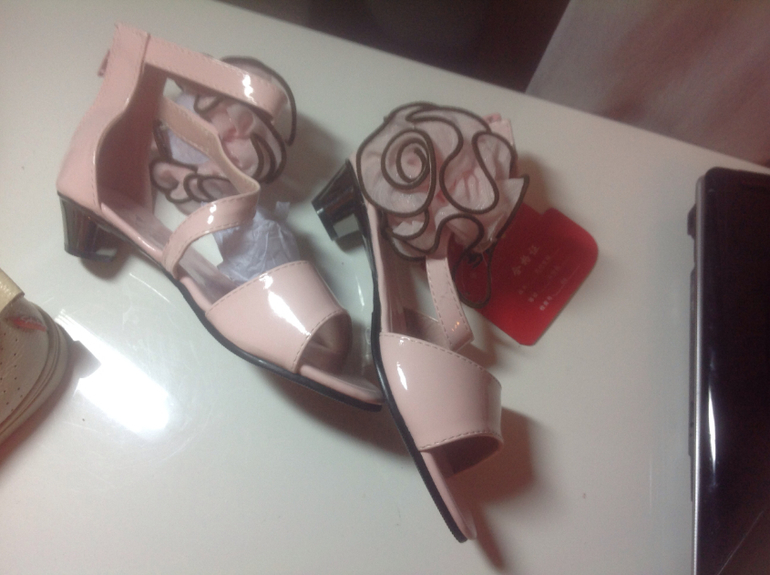 Карго самолет. Ваши вещи. Хвасты много детской летней обуви.