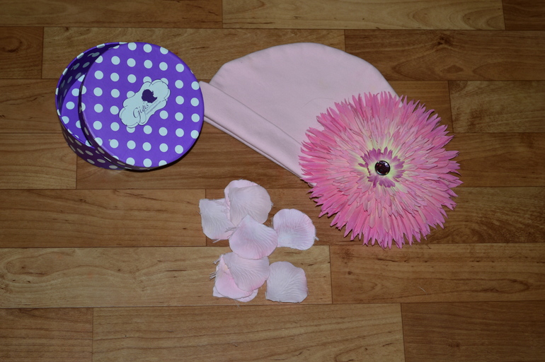 шапочка ф.гигис.с большим цветком 550р.в подарочной коробке