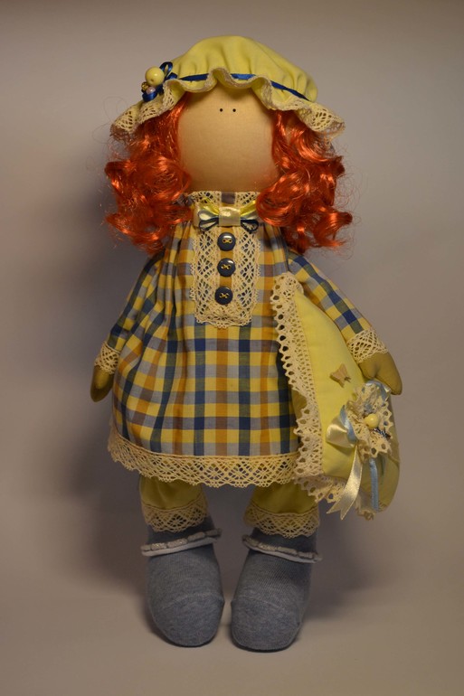 Соня с подушечкой