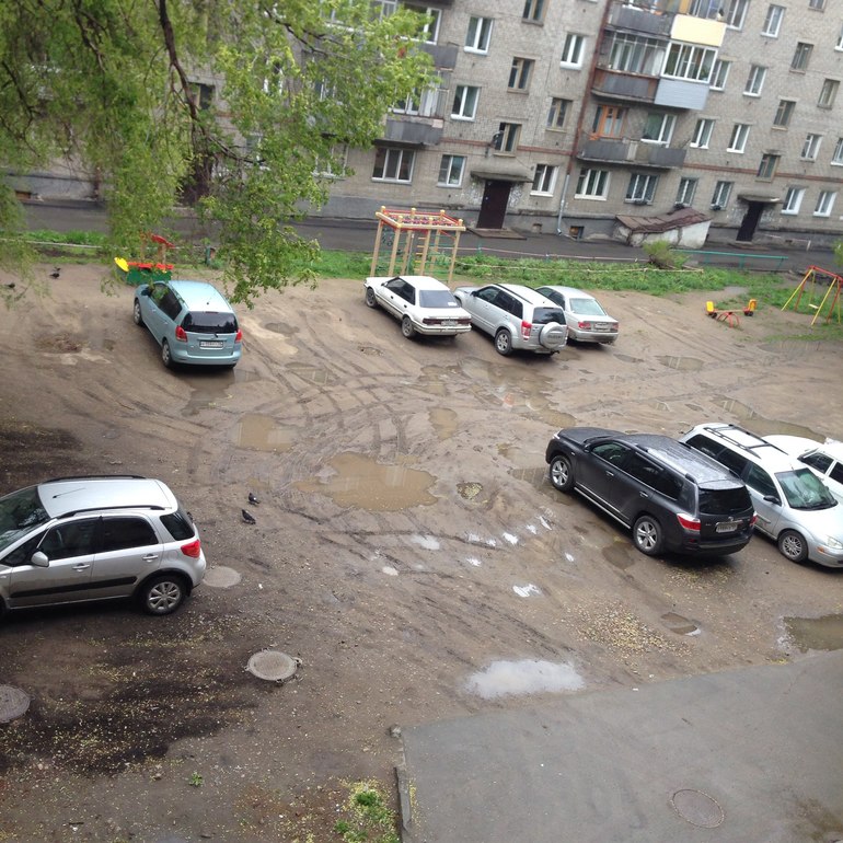 вид во дворе, где должны гулять детки)) гыы