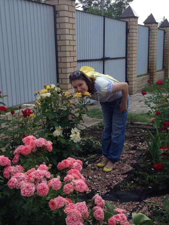 Просто Я в цветнике ;) во дворе у дома сестренки