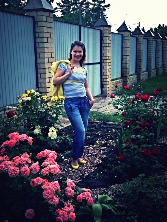 Просто Я в цветнике ;) во дворе у дома сестренки
