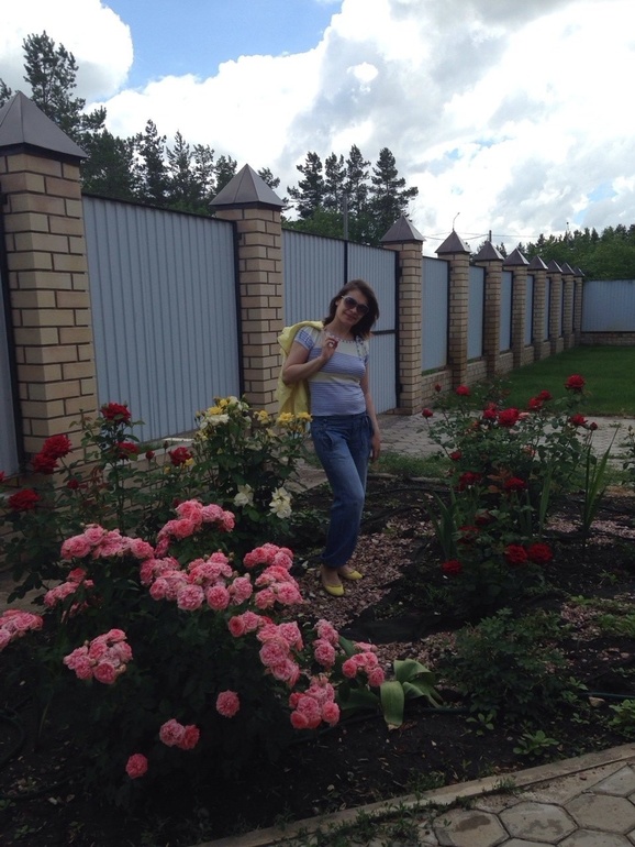 Просто Я в цветнике ;) во дворе у дома сестренки